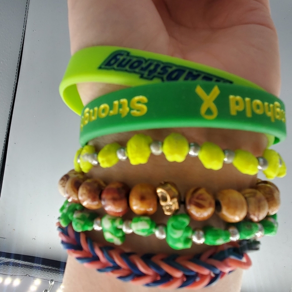 Lot of 6 Beaded Silicone Wood Bracelets - Picture 5 of 9